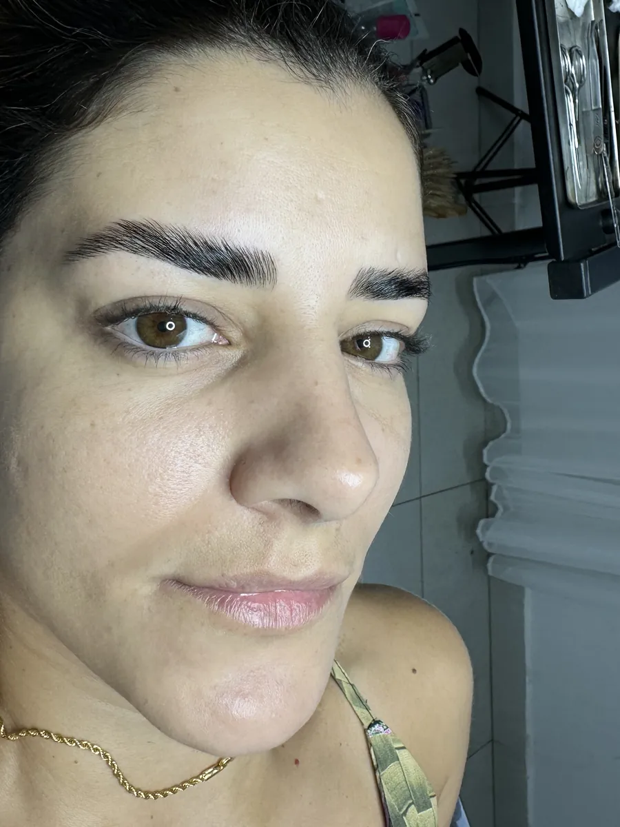 Cliente com sobrancelhas feitas no studio