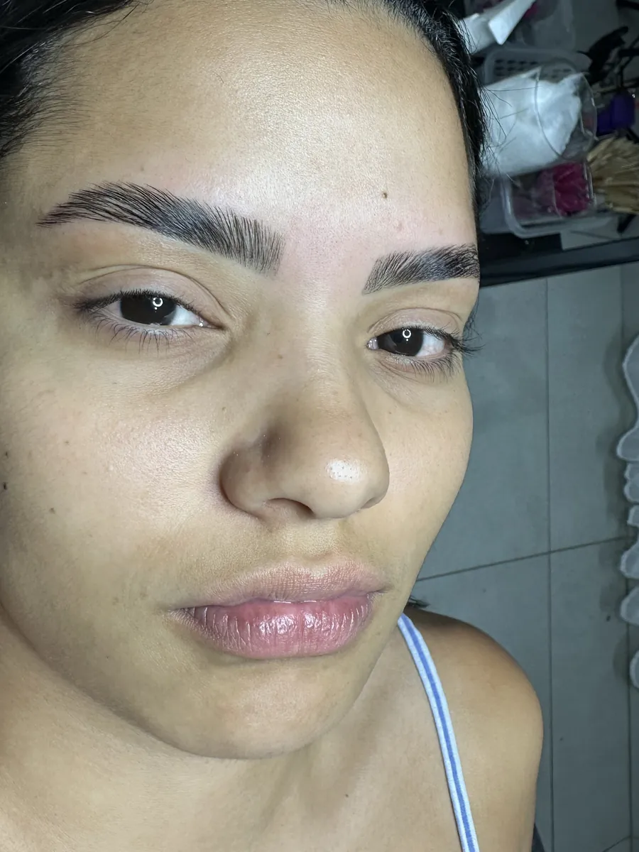 Cliente com sobrancelhas feitas no studio